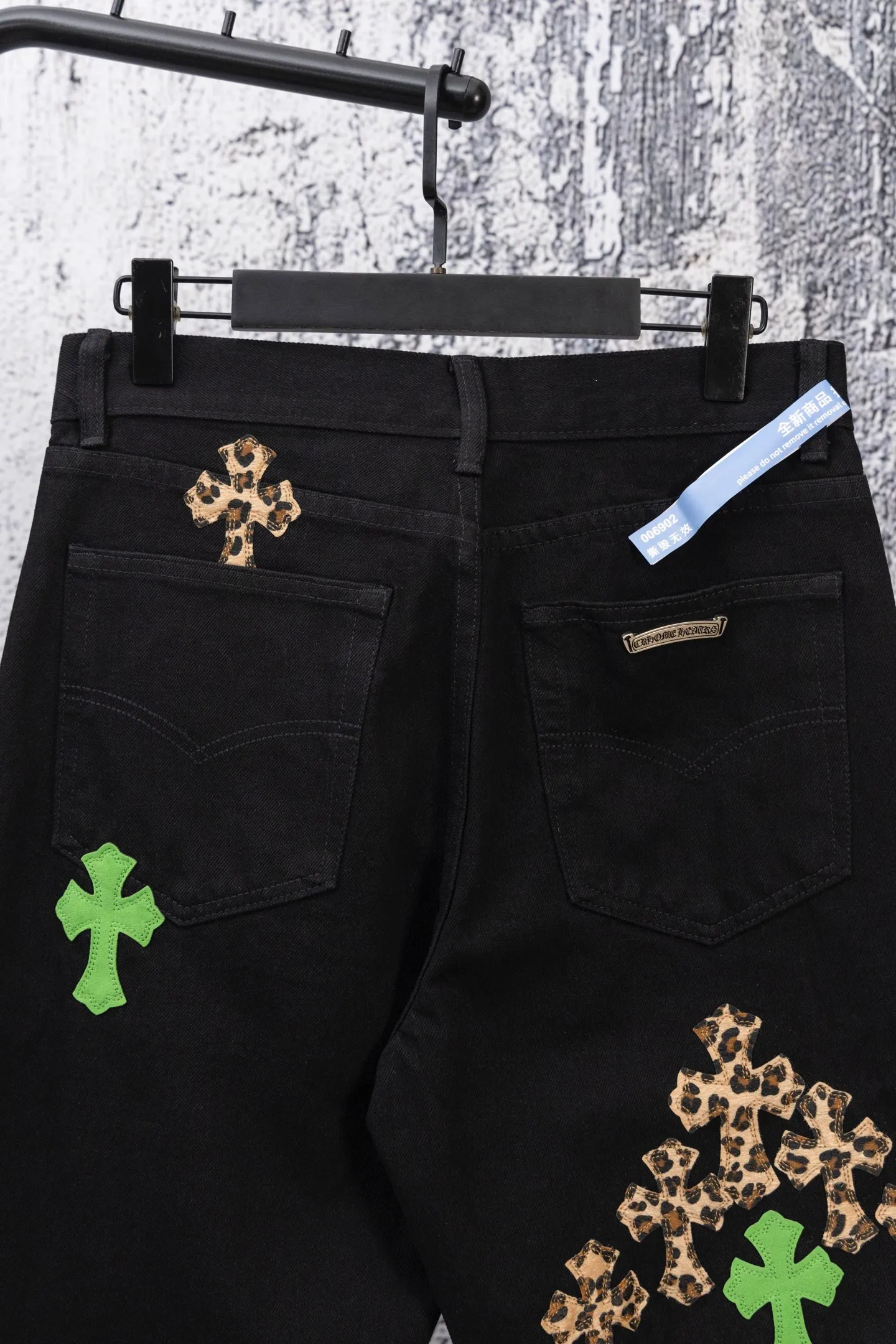 P240 CH Chromehearts green leopard print cross patchwork leather black jeans, priced at 34W level, patchwork cross pattern embellishment, washed jeans! ! An absolutely high-end luxury product, a 1.9W-level god-level single product, a super popular product, made by top heavy industry, a magic weapon that cannot be missed! [About Zangyin] This is an extremely luxurious fashion brand that can also be called the aristocracy of the high street. It has always been an exclusive brand for some hipsters or rich second generations. Compared with ordinary high streets, it is more luxurious and noble. Compared with luxury brands, it is more fashionable and individual. It has always been a brand that I have a special liking for. [Top heavy industry fashion design] Consistently high-street luxury style. Speaking of this style, the Zangyin family and GU family are definitely the leading representative brands. Especially the Zangyin family has really achieved a state-of-the-art effect in creating high-street style. The unique washed material is used to create this style. The color system is already quite eye-catching. After it is decorated with patchwork cross flowers, it cleverly highlights the charm of the brand. Secondly, this style uses classic The high-waist cutting design highlights the long legs and fashionable temperament of the upper body. The brand is highly recognizable and the slim fit configuration is more suitable for daily wear. It is a product that interprets personality, fashion, and specifications at a glance. This single product is enough to make any fan excited. It can be a white T-shirt for a youthful college style, or a tight suspender for a royal style. It has strong matching ability and can be easily controlled by men.  [Materials and craftsmanship] Needless to say, this point goes without saying. As an excellent craftsman brand, Zangyin’s requirements for details and craftsmanship are really perfect. The washed color of this model has gone through so many processes, not to mention the embellishment of denim appliques. It is also purely hand-made and sewn. Just like what they believe in, only hand-made things have soul and have the meaning of wear. A top-notch heavy-duty fashionable denim item, I look forward to your perfect interpretation! !  Color: black Size: 30-36